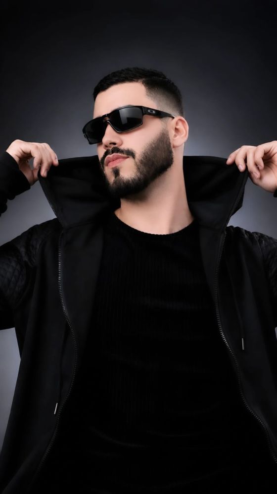Gabriel Ankhar de óculos escuros, gola da jaqueta preta levantada
